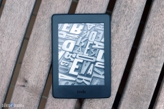kindle-paperwhite-3-holztisch