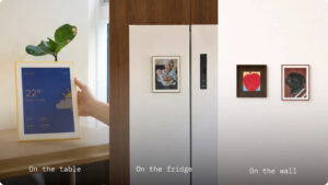 Drei Einsatzorte des BLOOMIN8-Rahmens: mit Wetteranzeige auf dem Tisch, mit Familienfoto am Kühlschrank und mit zwei Kunstmotiven an der Wand