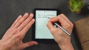 Eine Hand schreibt mit dem silbernen InkSense+ auf dem Go 6 Gen 2.