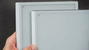Nahaufnahme der oberen Displayränder: unbeleuchtetes Go 10.3 Gen 2 vorne, Lumi dahinter.