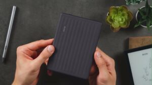 Dunkle Rückseite des BOOX Go 6 Gen 2 mit länglichen Erhebungen.