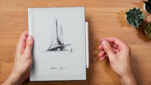 Go 10.3 mit weißem Pen Plus an der rechten Gehäusekante.
