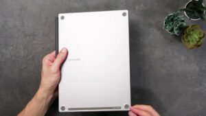 Rückseite des reMarkable Paper Pro mit vier runden Gummifüßen und seitlich befestigtem Stift.