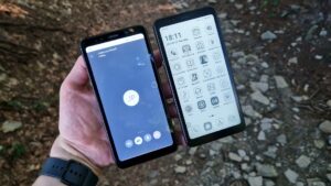 HiBreak Color links mit Anrufanzeige und Schwarz-Weiß-Modell rechts mit App-Übersicht im Freien.