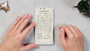 Weißer BOOX Palma 2 mit warm beleuchteter Buchseite und kurzen Textzeilen.