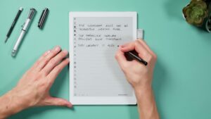 Hand schreibt mit schwarzem Stift auf dem weißen Supernote Manta.