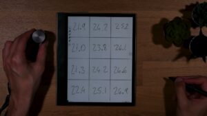 Bigme-Tablet mit handschriftlichem Messraster und Helligkeitssensor neben dem Gerät.