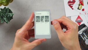 Vollständig sichtbarer Picco mit Bookshelf-Ansicht, drei Buchcovern und Seitenauswahl am unteren Rand.