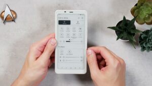 BOOX Palma 2 mit geöffnetem Control Center, großen Symbolen und Reglern für die Beleuchtung.