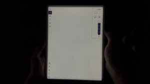 Paper Pro in dunkler Umgebung mit beleuchteter Notizseite und geöffnetem Helligkeitsregler.