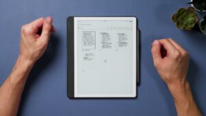 Kindle Scribe zeigt vier handschriftliche Seiten als Vorschaubilder in der Notizübersicht.