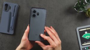 Blaue Rückseite des TCL NXTPAPER 70 Pro mit zwei übereinanderliegenden Kameras.