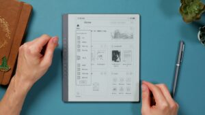 Penstar eNote mit neun Tasten links und einer eingeblendeten Liste ihrer Funktionen auf der Startseite.