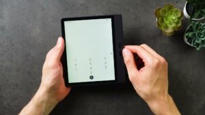 Bigme B7 mit geöffnetem Telefon-Wählfeld und seitlichen Blättertasten