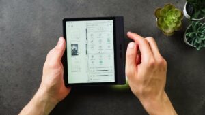 Bigme B7 mit aufgeklappter Steuerzentrale über der Buchbibliothek