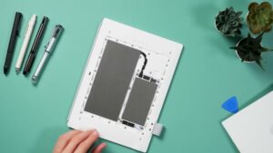 Geöffnete weiße Rückseite des Supernote Manta mit Abdeckungen und Schrauben.