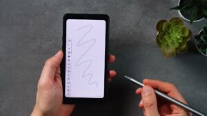 Palma 2 Pro mit gezeichneter Zickzacklinie und seitlicher Notizleiste, der InkSense Plus wird daneben gehalten.
