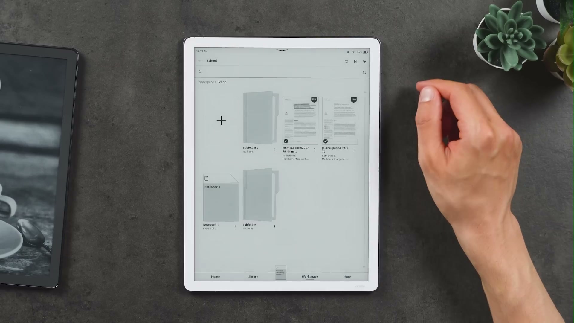 Workspace-Ordner School auf dem Kindle Scribe mit PDF-Vorschauen, Unterordnern und einem Notizbuch.