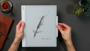 Vollständiges BOOX Note Max mit Feder-Standbybild und weißem Pen Plus an der rechten Gehäuseseite.