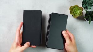 TCL NXTPAPER 60 Ultra im Case neben dem separat gehaltenen Folio, mit langer schwarzer Stifthalterung an der Seite.