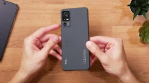 Die strukturierte Rückseite der 5G-Version geht rund in die Seiten über.