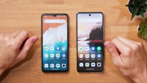 Links die 5G-Version mit Notch, rechts das größere 4G-Modell mit Kameraloch.