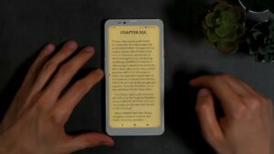 Weißes HiBreak Pro auf dunklem Tisch mit warm beleuchtetem Romantext und der Überschrift Chapter XIX.