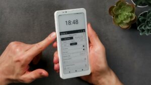 HiBreak Pro in der Hand mit geöffnetem EInk Center für Nova Launcher und Optionen wie Custom, Extreme und Full refresh frequency.