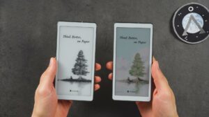 Viwoods AiPaper Reader links mit Schwarzweißmotiv neben dem Reader C mit farbigem Baummotiv.
