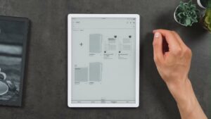 Workspace-Ordner School auf dem Kindle Scribe mit PDF-Vorschauen, Unterordnern und einem Notizbuch.