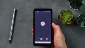 Palma 2 Pro in einer Hand mit violetter Signal-Anrufansicht und Anruftasten.