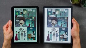 iPad und Scribe Colorsoft nebeneinander mit derselben farbigen Comic-Seite; der Kindle steht rechts.