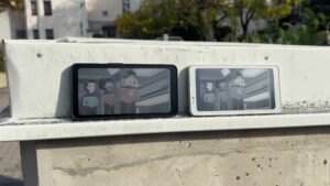 HiBreak Pro Color links und weißes Schwarzweiß-HiBreak Pro rechts im Querformat auf einer sonnigen Mauer.
