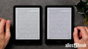 Kindle Paperwhite (links) mit deaktiviertem Frontlicht vs. Kindle Colorsoft (rechts) mit aktiviertem Frontlicht