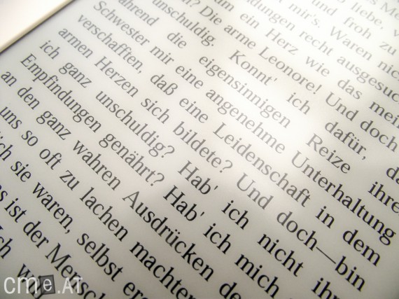 Die Schrift ist gestochen scharf. Mit bloßem Auge sind einzelne Pixel kaum zu erkennen.