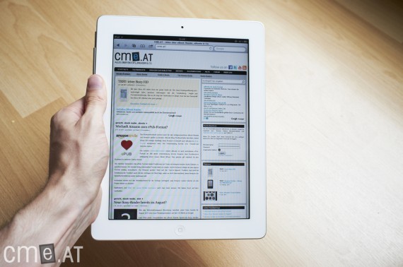 Das iPad 2 lässt sich gut fassen, nach längerem Halten macht sich das Gewicht jedoch bemerkbar
