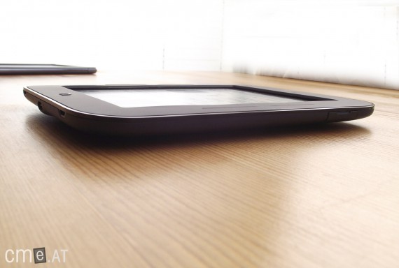 Das Display sitzt aufgrund der Touchscreen-Technik tief im Gehäuse