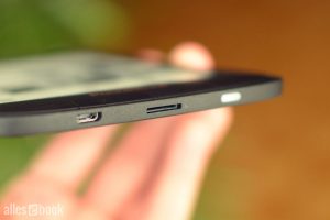 USB-Anschluss, MicroSD-Speicherkarteneinschub und Einschaltknopf am unteren Gehäuserand