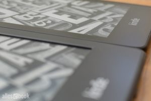 Plane Gehäusefront beim neuen Paperwhite (oben), im Vergleich zum Paperwhite 2 (unten)