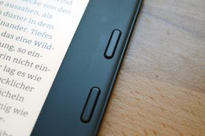 Die Blättertasten sitzen gut positioniert näher an der Kante