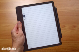 Der Kindle Scribe liegt trotz seiner 430 Gramm gut in der Hand – dank der großen Angriffsfläche