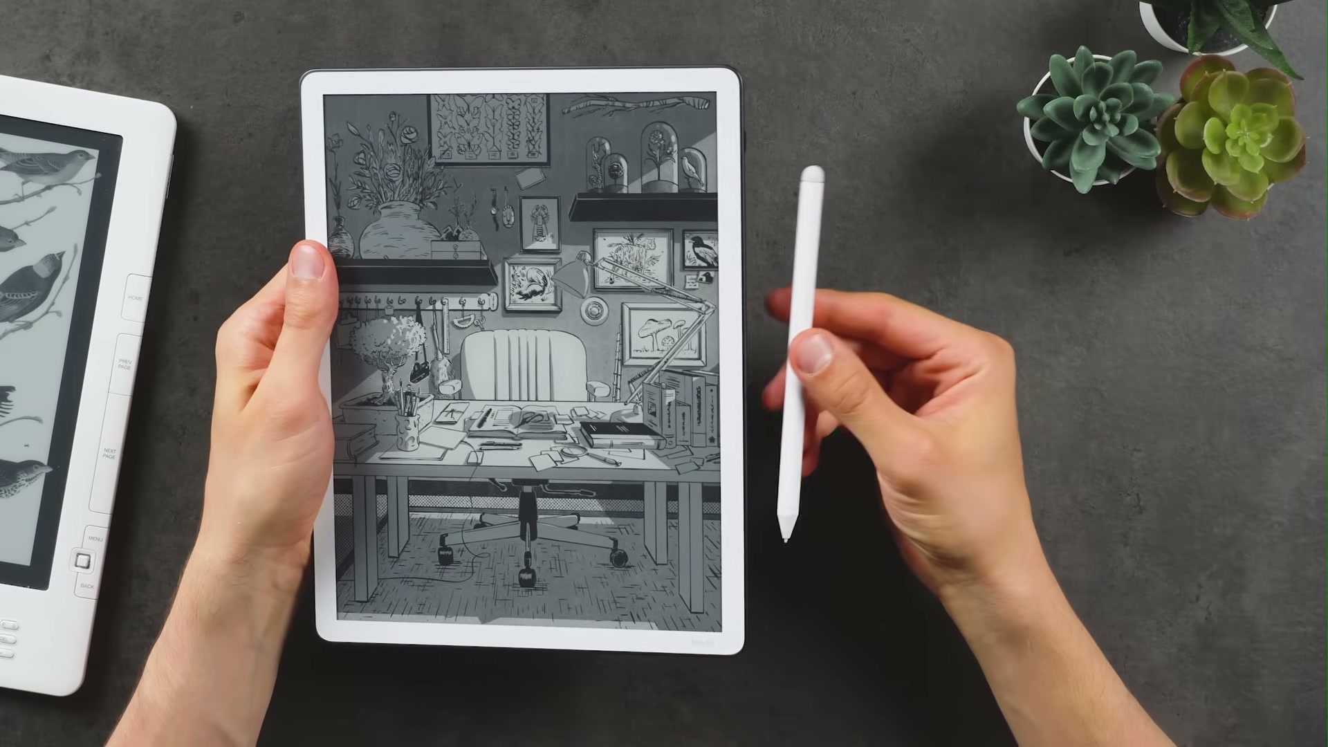 Kindle Scribe 2025 mit Premium Pen in der Hand