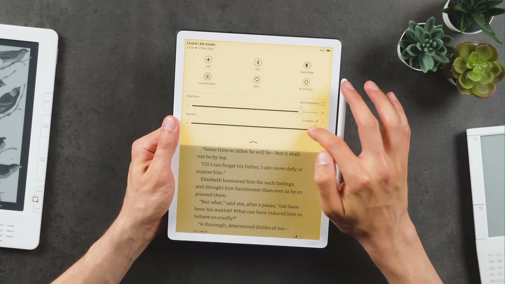 Kindle Scribe 2025 mit geöffneten Beleuchtungseinstellungen auf dem Lesebildschirm