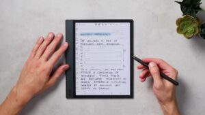 Notiz-App des Note Air4 C mit Add-to-Outline-Dialog über einer handschriftlichen Seite.