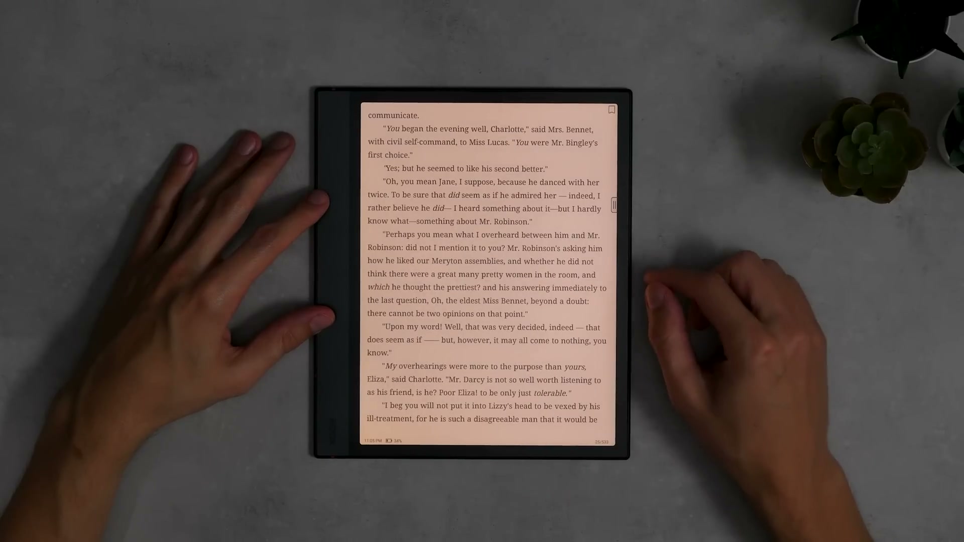 Note Air4 C mit warm beleuchteter Buchseite auf einem abgedunkelten Tisch.