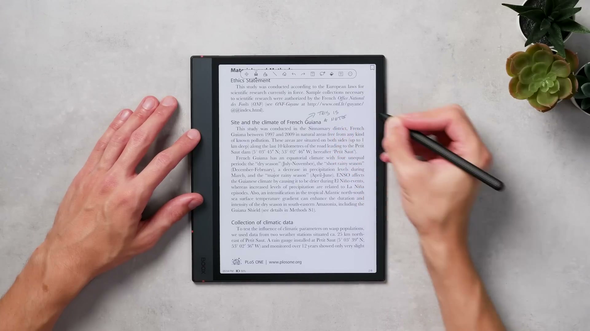 Note Air4 C mit wissenschaftlicher PDF und handschriftlicher Notiz neben einem Absatz.
