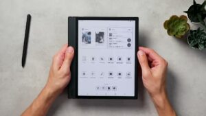 BOOX Note Air4 C zeigt eine Tablet-Startseite mit Bibliotheks- und Notizwidgets sowie Apps.