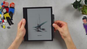 Note Air 6C mit seitlich befestigtem Stift und sichtbaren Lautstärketasten oberhalb der Stiftkappe.