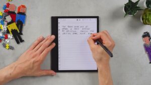 Note Air 6C auf dem Tisch mit handschriftlichen Zeilen, seitlicher Werkzeugleiste und schwarzem EMR-Stift.