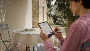 Mann schreibt mit dem InkSense-Plus-Stift auf dem BOOX Go 6 (Gen II)